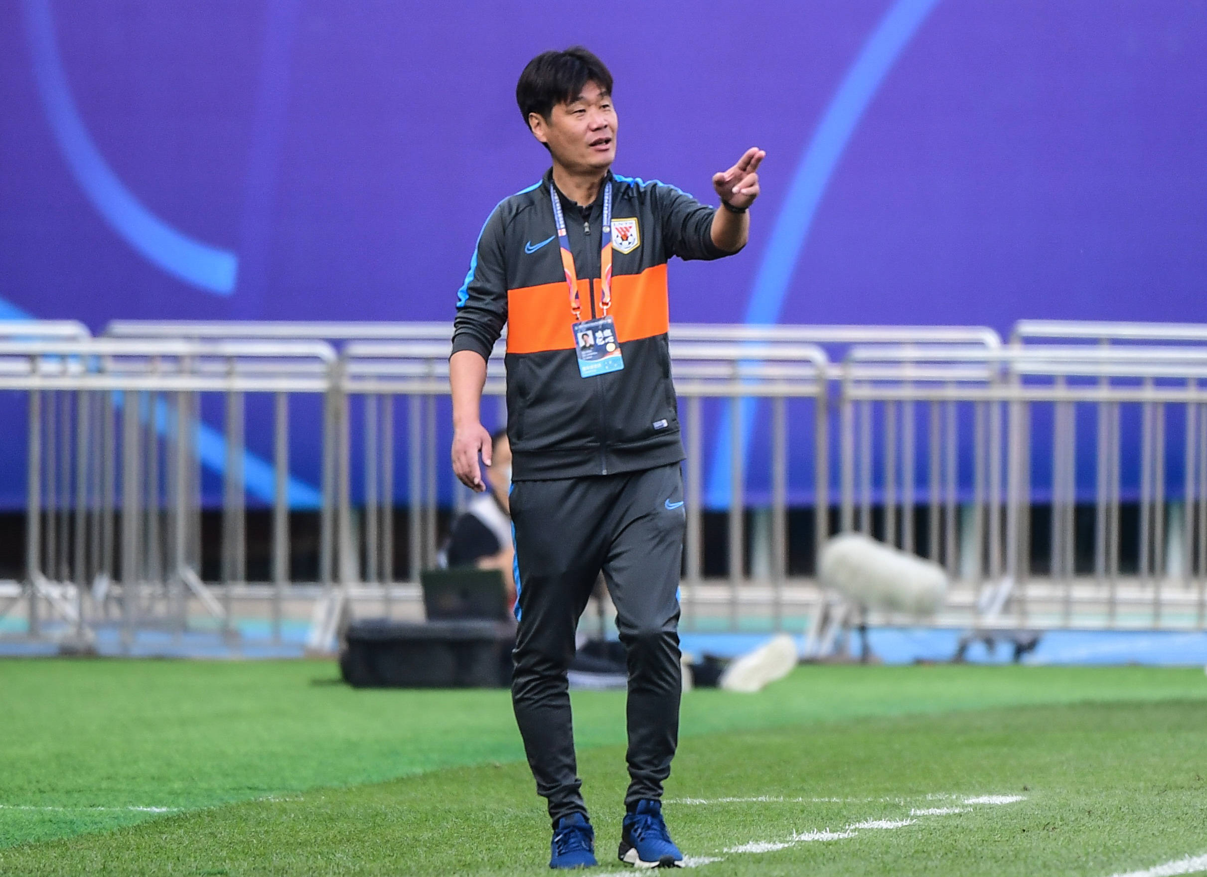 关于济南鲁能泰山足球队球员荣膺最佳新秀的信息